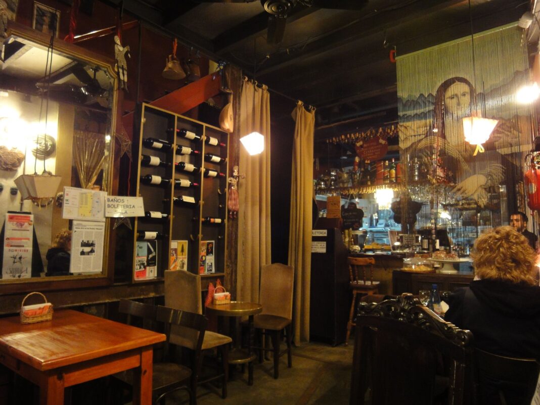 La salle de café du Teatro Tadron